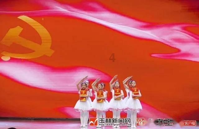 度假的时尚女孩